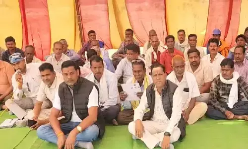 धान खरीदी केन्द्र में गड़बड़ी : पांच गांव के किसान धरने पर बैठे, प्रभारी पर लगाया मनमानी का आरोप, तहसीलदार ने दिए जांच के निर्देश