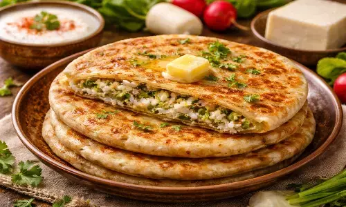 how to make mooli paratha with paneer