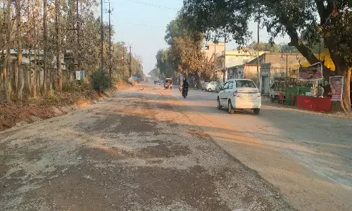 पीजी कालेज से पल्लीगांव तक होगा सड़क चौड़ीकरण : निर्माण में तेजी लाने ठेकेदार को नोटिस, दुर्घटनाओं पर लगेगी लगाम