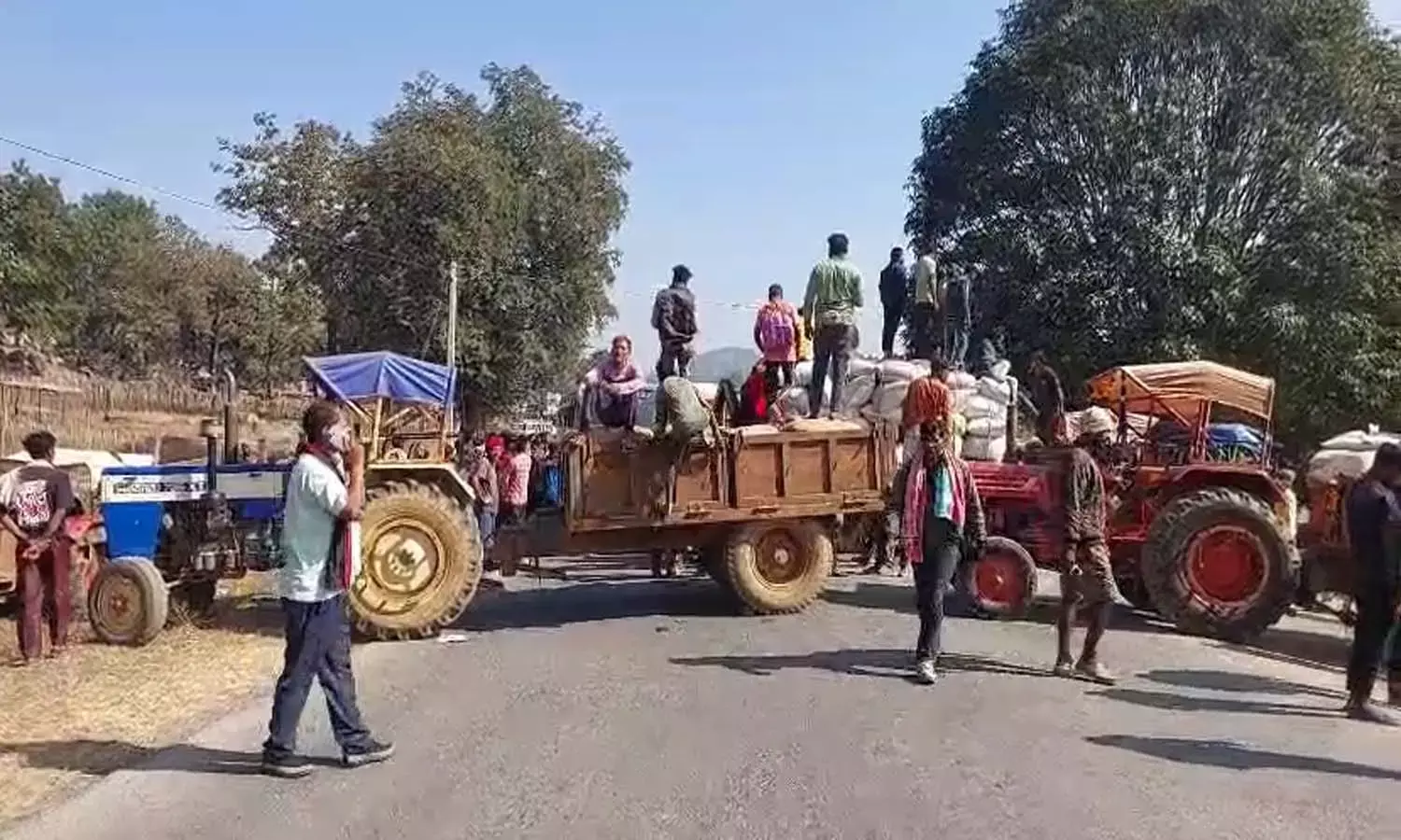 बगीचा-बतौली स्टेट हाईवे जाम : धान खरीदी केंद्र में भारी अव्यवस्था से नाराज किसान सड़क पर उतरे, गाड़ियों की लगीं कतारें