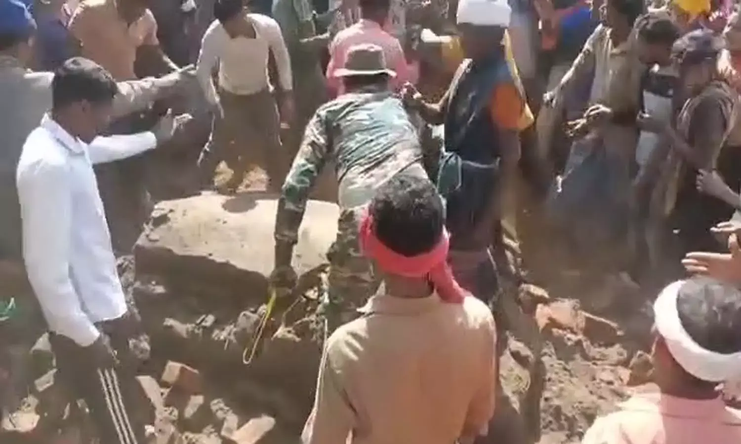 कांकेर में शव दफनाने पर बवाल : हजारों की संख्या में एकत्र उग्र भीड़ ने कब्र तोड़ डाला, पुलिसकर्मियों से भी झड़प कांकेर में शव दफनाने पर बवाल : हजारों की संख्या में एकत्र उग्र भीड़ ने कब्र तोड़ डाला, पुलिसकर्मियों से भी झड़प