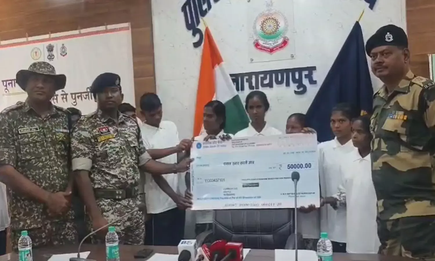 नारायणपुर में 11 नक्सलियों ने डाले हथियार