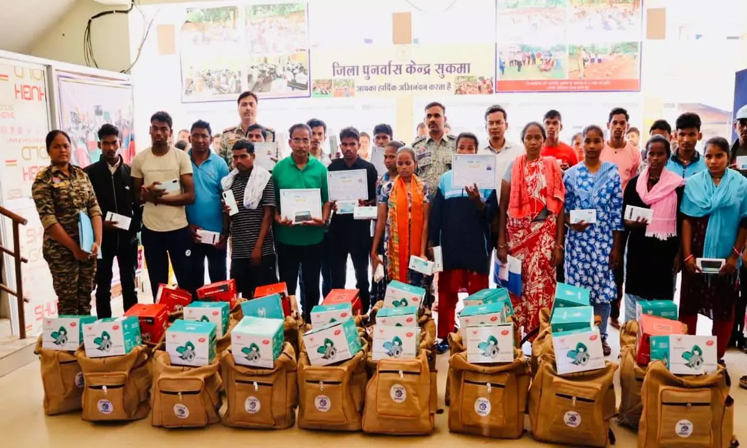 सकारात्मक बदलाव की बयार : जिला प्रशासन ने आत्मसमर्पित नक्सलियों को बांटे 5G स्मार्टफोन और 25 मेसन किट