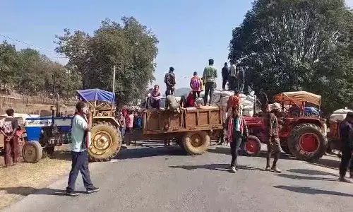 बगीचा-बतौली स्टेट हाईवे जाम : धान खरीदी केंद्र में भारी अव्यवस्था से नाराज किसान सड़क पर उतरे, गाड़ियों की लगीं कतारें