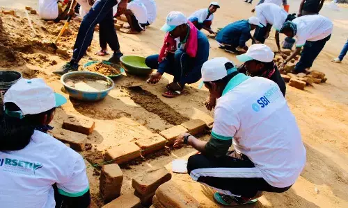 सुकमा में पुनर्वास पहल बनी मिसाल : जहां बंदूकें खामोश हुईं, वहां बन रहे घर, 35 आत्मसमर्पित नक्सली पुनर्वास केंद्र में बने राजमिस्त्री