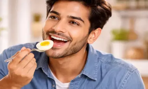 अंडा खाता हुआ व्यक्ति