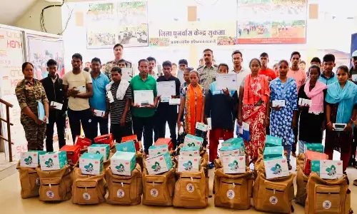 सकारात्मक बदलाव की बयार : जिला प्रशासन ने आत्मसमर्पित नक्सलियों को बांटे 5G स्मार्टफोन और 25 मेसन किट