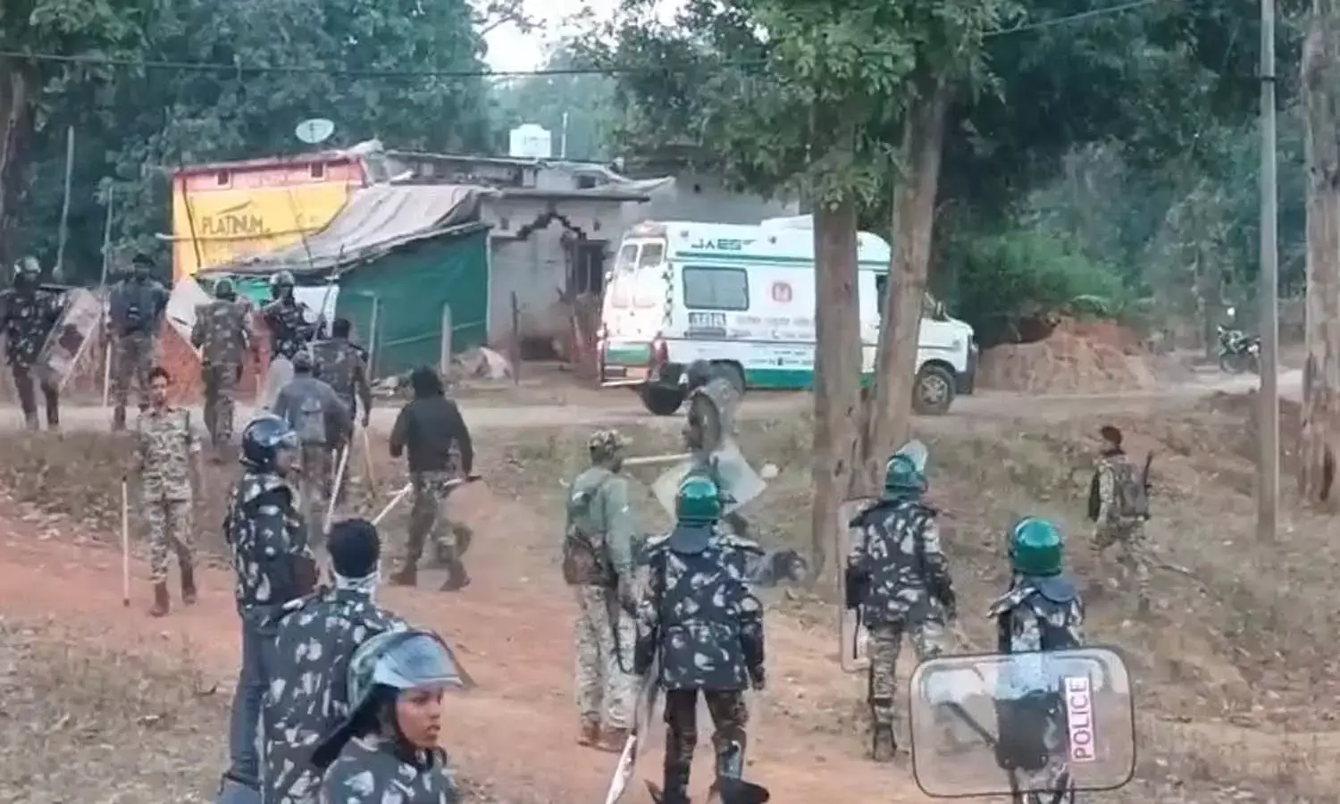 तीन दिन से चल रहे हंगामे का लाठीचार्ज से अंत : ग्रामीणों की ओर से पथराव के बाद पुलिस ने दौड़ा-दौड़ाकर खदेड़ा