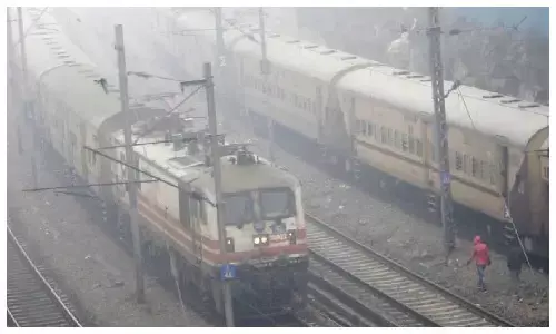 दिल्ली–एमपी रूट की 15 से ज्यादा ट्रेनें लेट, 12 जिलों में अलर्ट; पारा 4 डिग्री से नीचे