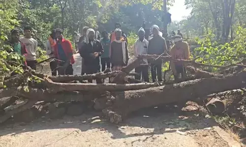 कांकेर जिले के तेवड़ा गांव में तीसरे दिन भी बवाल : हजारों की संख्या में ग्रामीण एकत्रित, आमाबेड़ा मार्ग को किया अवरुद्ध, शव अन्यत्र दफनाने की मांग