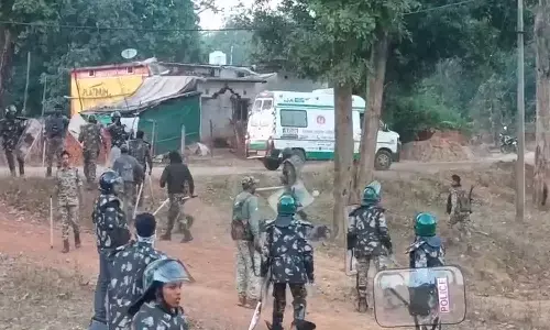 तीन दिन से चल रहे हंगामे का लाठीचार्ज से अंत : ग्रामीणों की ओर से पथराव के बाद पुलिस ने दौड़ा-दौड़ाकर खदेड़ा तीन दिन से चल रहे हंगामे का लाठीचार्ज से अंत : ग्रामीणों की ओर से पथराव के बाद पुलिस ने दौड़ा-दौड़ाकर खदेड़ा