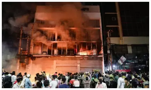 पत्रकारों को जिंदा जलाने की कोशिश, मीडिया दफ्तरों में तोड़फोड़; हिंदू युवक को जलाया