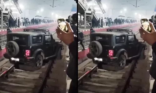 सारे नियम तोड़कर रेलवे ट्रैक पर पहुंच गई ये SUV, पटरी पर देख सभी हो गए हक्का-बक्का!