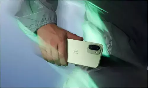 क्या नया फोन खरीदना सही रहेगा या 13R ही काफी है? जानें बैटरी-कैमरा फीचर्स का कंपैरिजन क्या नया फोन खरीदना सही रहेगा या 13R ही काफी है? जानें बैटरी-कैमरा फीचर्स का कंपैरिजन