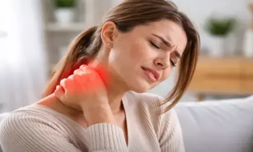 गर्दन के दर्द से परेशान महिला