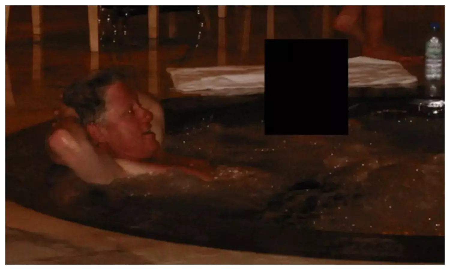 सामने आईं चौंकाने वाली तस्वीरें, हॉट-टब में दिखे बिल क्लिंटन; हजारों फाइलें सार्वजनिक