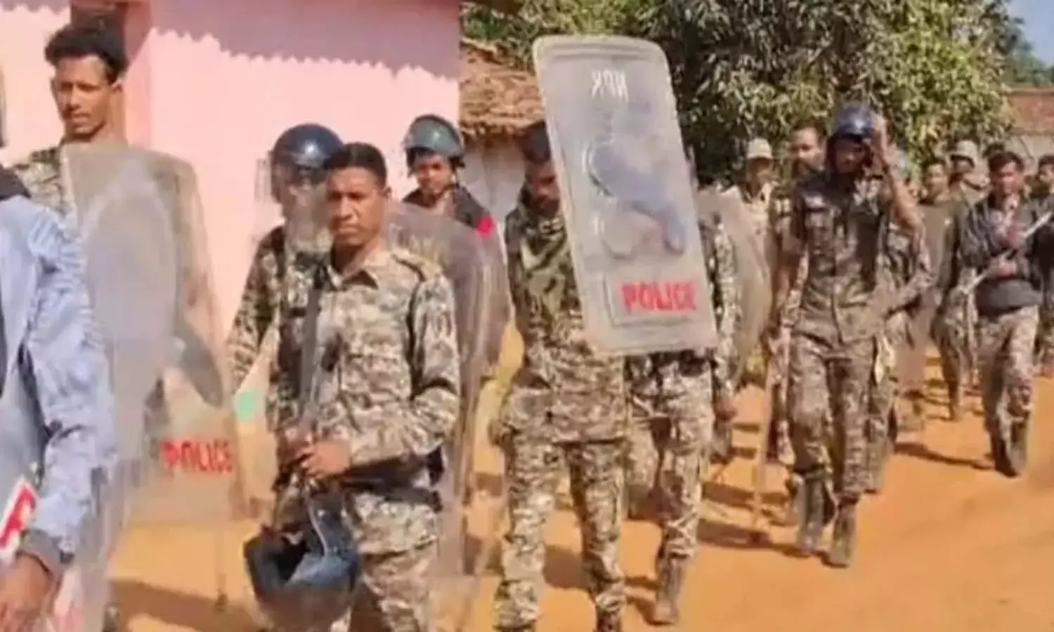 कांकेर जिला का आमाबेड़ा इलाका छावनी में तब्दील : शव दफनाने के विवाद के बाद लगा कर्फ्यू , बंद रहे बाजार