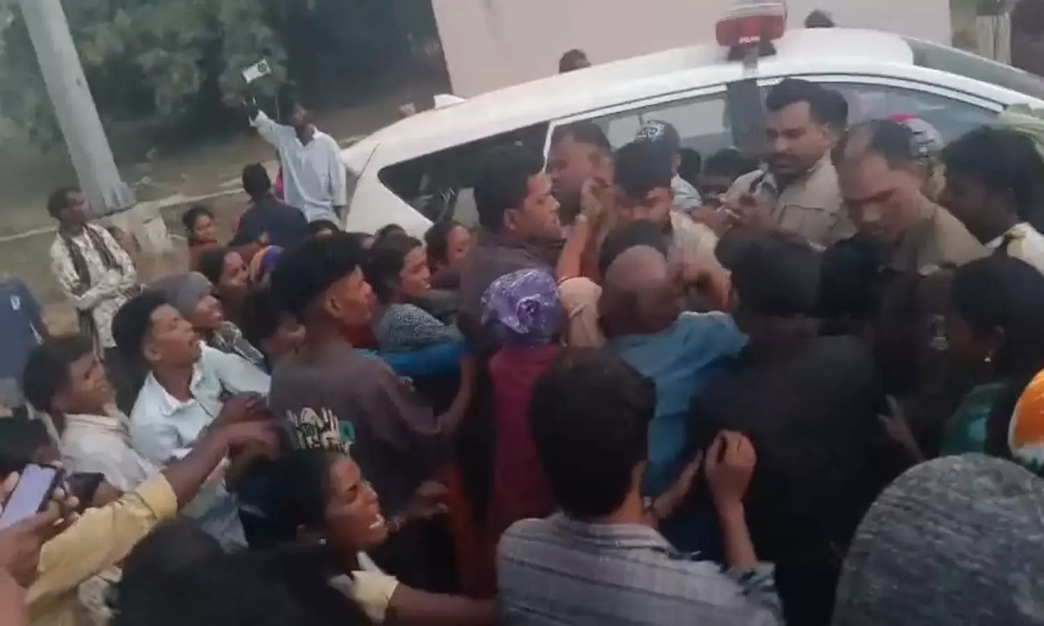 कोरबा जिले में आबकारी टीम पर हमला : ग्रामीणों ने मुखबिर, वाहन चालक को जमकर पीटा, अफसर को घंटों बनाए रखा बंधक