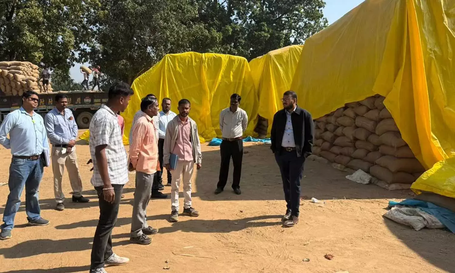 धान खरीदी केंद्रों में पहुंचे कलेक्टर धान खरीदी केंद्रों में पहुंचे कलेक्टर
