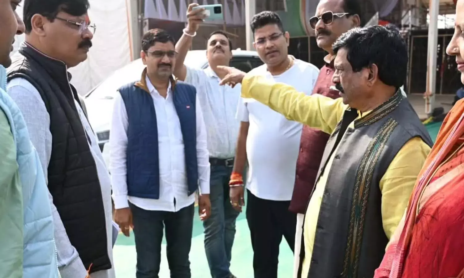 कार्यक्रम स्थल का निरीक्षण करते भाजपा नेता कार्यक्रम स्थल का निरीक्षण करते भाजपा नेता
