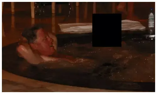 सामने आईं चौंकाने वाली तस्वीरें, हॉट-टब में दिखे बिल क्लिंटन; हजारों फाइलें सार्वजनिक सामने आईं चौंकाने वाली तस्वीरें, हॉट-टब में दिखे बिल क्लिंटन; हजारों फाइलें सार्वजनिक