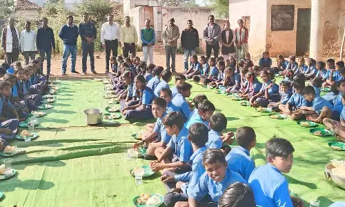 रानो स्कूल में नेवता भोज: प्रधान पाठक ने अपने पिता की स्मृति में 234 बच्चों को कराया भोजन