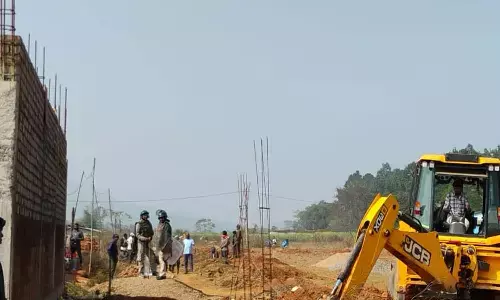 MLA रायमुनि भगत कड़ाके की ठंड में धरने पर बैठीं : अवैध निर्माण पर कार्रवाई की मांग के बाद प्रशासन ने चलाया बुलडोजर