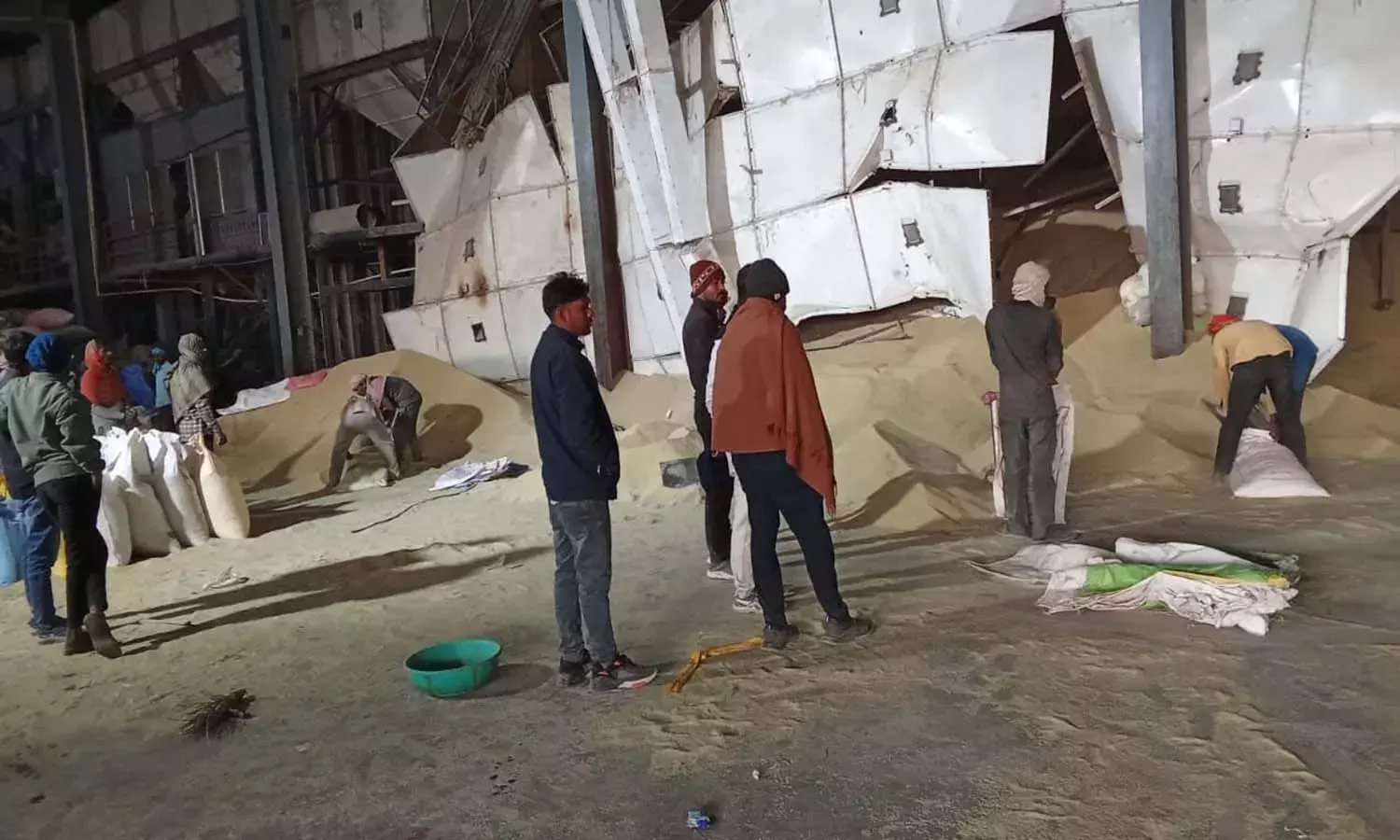 राइस मिल परिसर में बनी चिमनी टूटकर गिरी: एक मजदूर की मौत, दो घायल