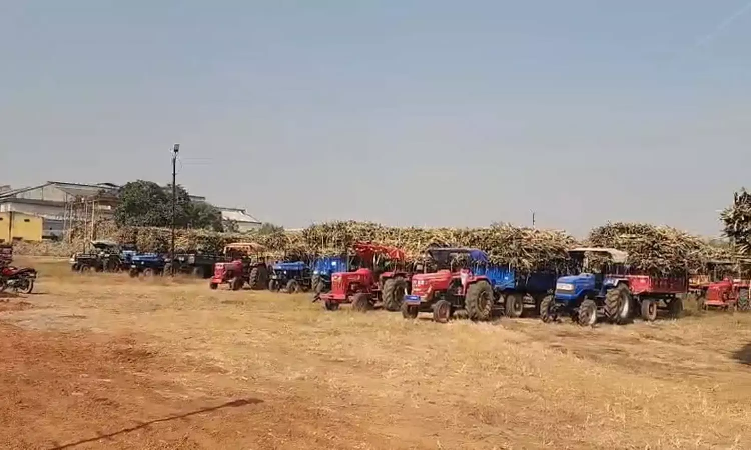 बालोद में लगा लंबा जाम : गन्ने की गाड़ियां खाली ना होने की वजह से आवागमन बाधित, किसानों ने दी उग्र आंदोलन की चेतावनी