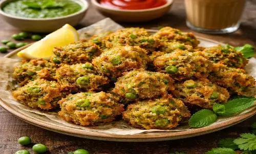 how to make matar pakoda at home
