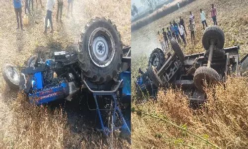 ट्रैक्टर- ट्रॉली पलटने से लगी आग : जैसे -तैसे कर चालक ने बचाई जान, पुलिस कर रही जांच