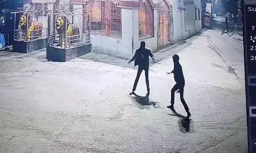 राजधानी में चाकूबाजी : बदमाशों ने युवकों पर किया चाकू से हमला, दो आरोपी गिरफ्तार