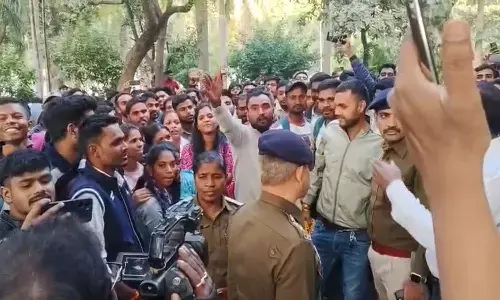 गृह मंत्री के निवास पहुंचे आरक्षक भर्ती के अभ्यर्थी : लंबी चर्चा के बावजूद नहीं बनी बात, गहमा- गहमी के बीच नाराज हुए शर्मा