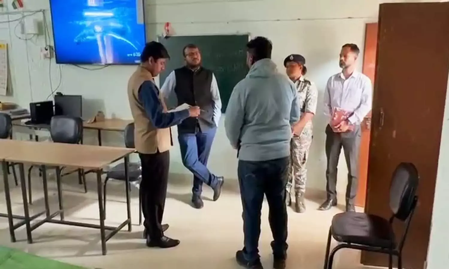 नक्सल पुनर्वास केंद्र और जिला अस्पताल पहुंचे कलेक्टर