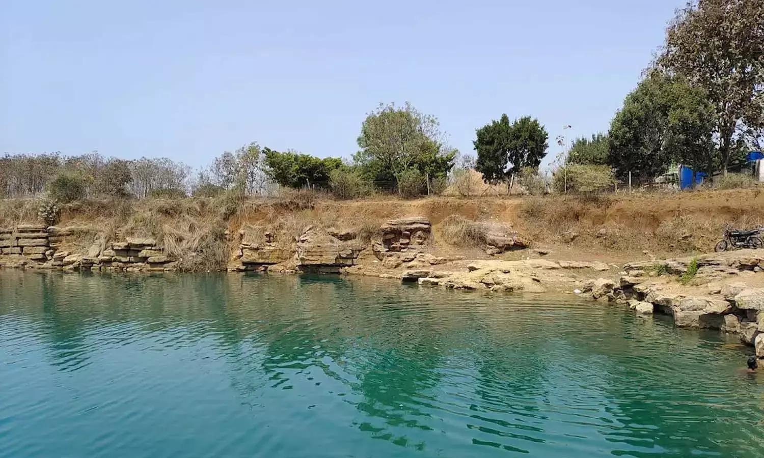 ब्लू वाटर में मिली सर कटी लाश