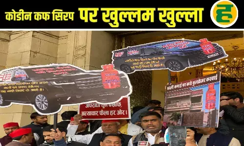 सपा विधायकों का लैंड क्रूजर और वेलफायर के कट-आउट के साथ अनोखा प्रदर्शन