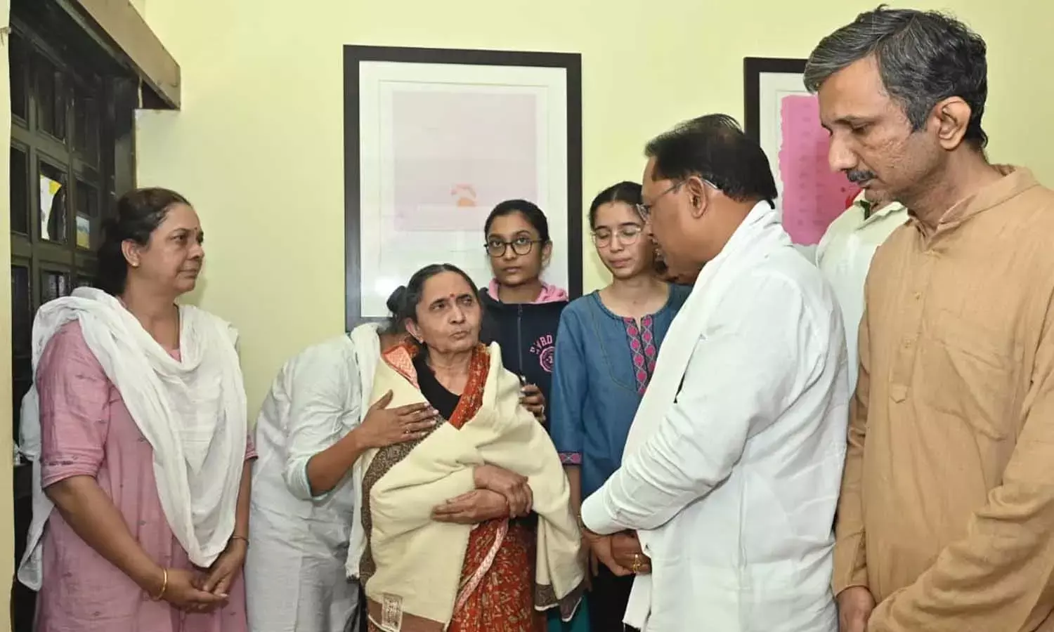 स्व. विनोद कुमार शुक्ल के घर पहुंचे सीएम साय स्व. विनोद कुमार शुक्ल के घर पहुंचे सीएम साय