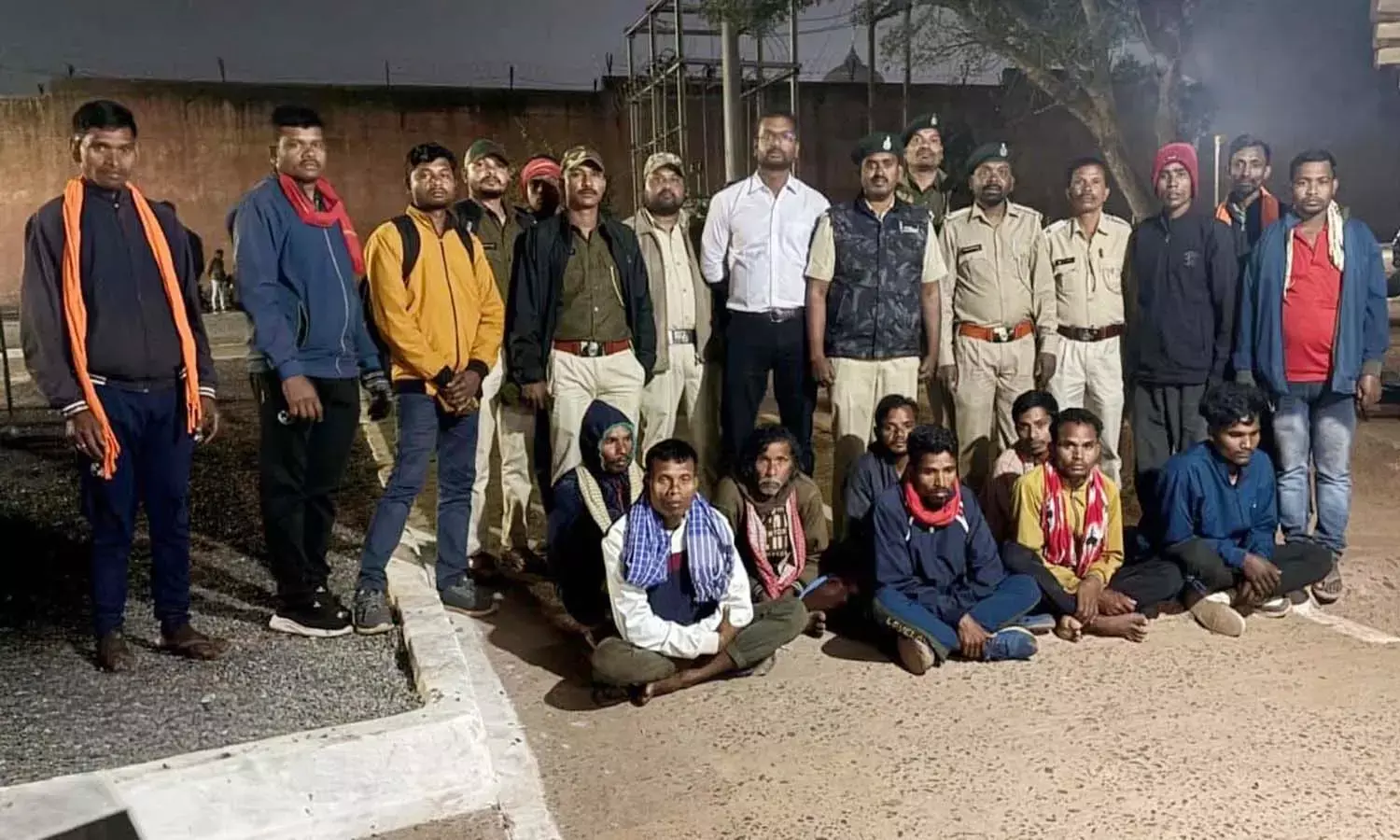 वन विभाग की बड़ी कार्रवाई: सुकमा से अतिक्रमण करने आए 10 अतिक्रमणकारियों को भेजा जेल वन विभाग की बड़ी कार्रवाई: सुकमा से अतिक्रमण करने आए 10 अतिक्रमणकारियों को भेजा जेल