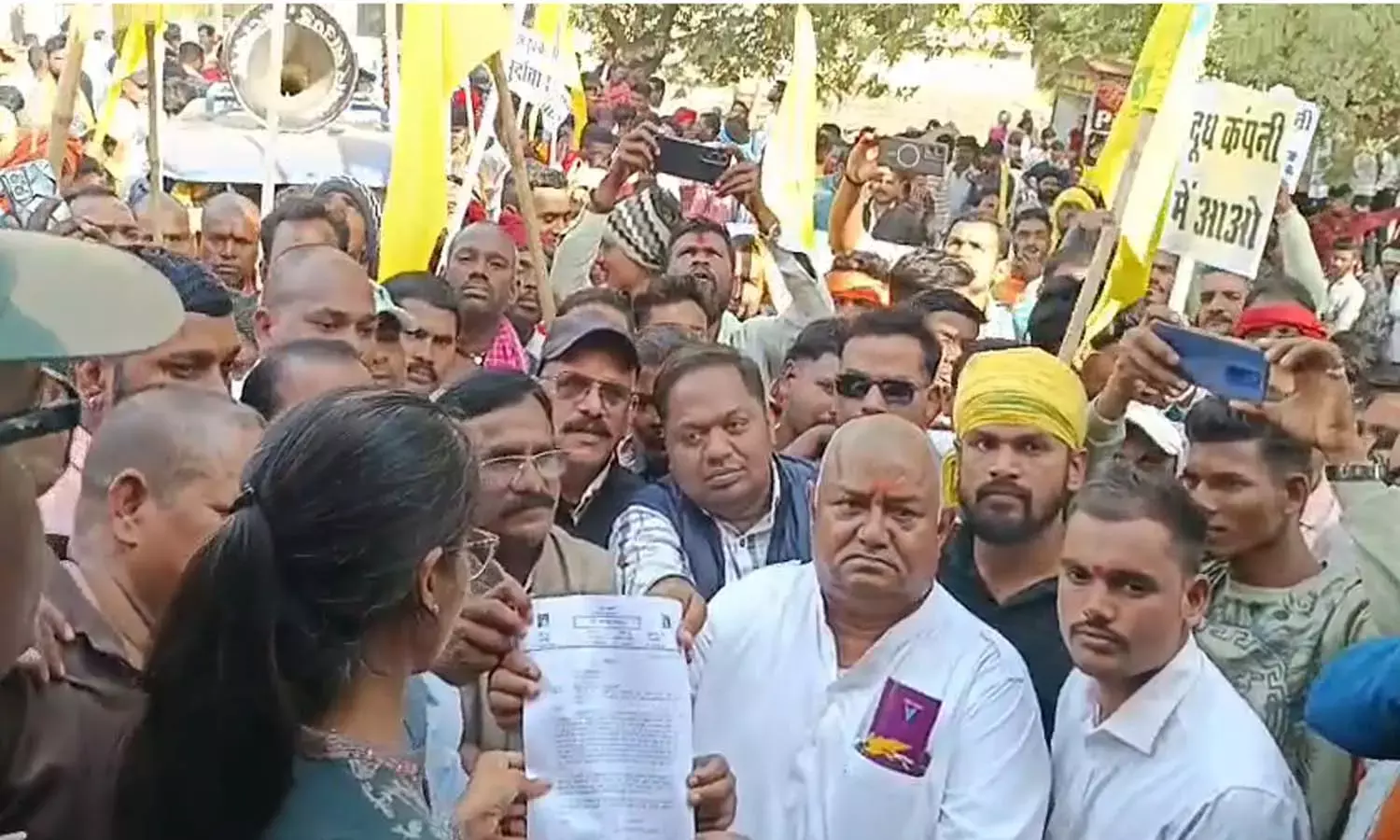 दूध कंपनी के खिलाफ यादव समाज का प्रदर्शन : एसडीएम को सौंपा ज्ञापन, बोले- स्थानीय पशुपालकों की आजीविका पर खड़ा हो रहा बड़ा संकट