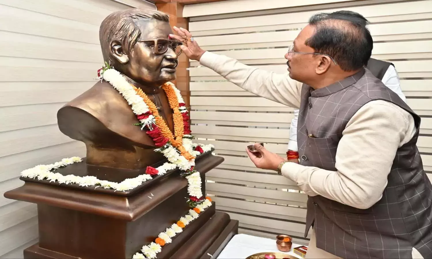 सीएम साय ने अटलजी को किया याद : जयंती पर माल्यार्पण कर बोले- उनका जीवन राष्ट्रसेवा- सुशासन और लोकहित को समर्पित रहा