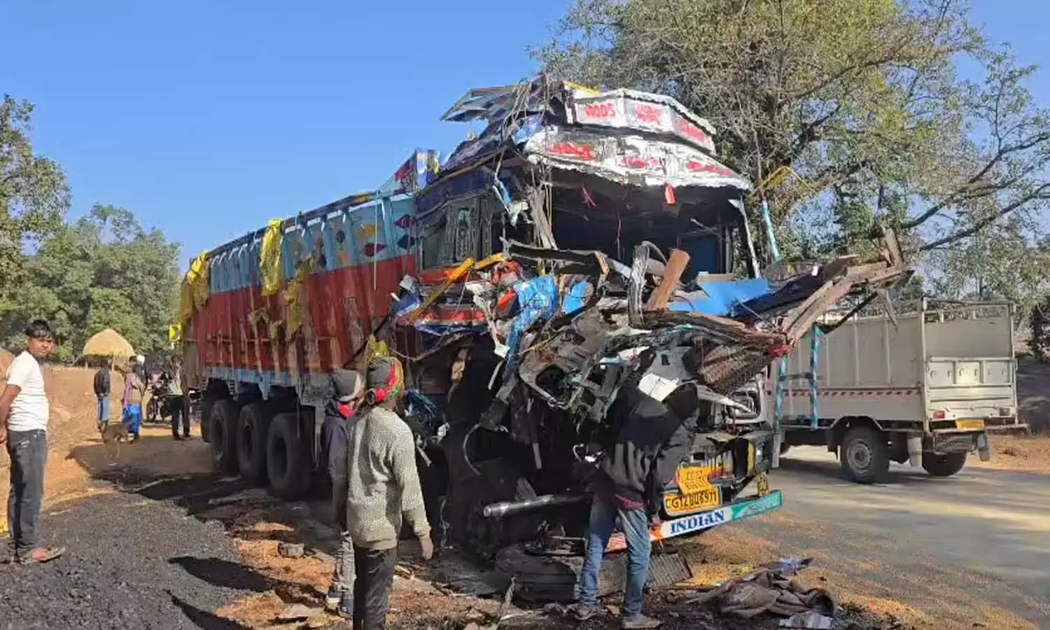 NH-43 पर आमने-सामने भिड़े दो ट्रक