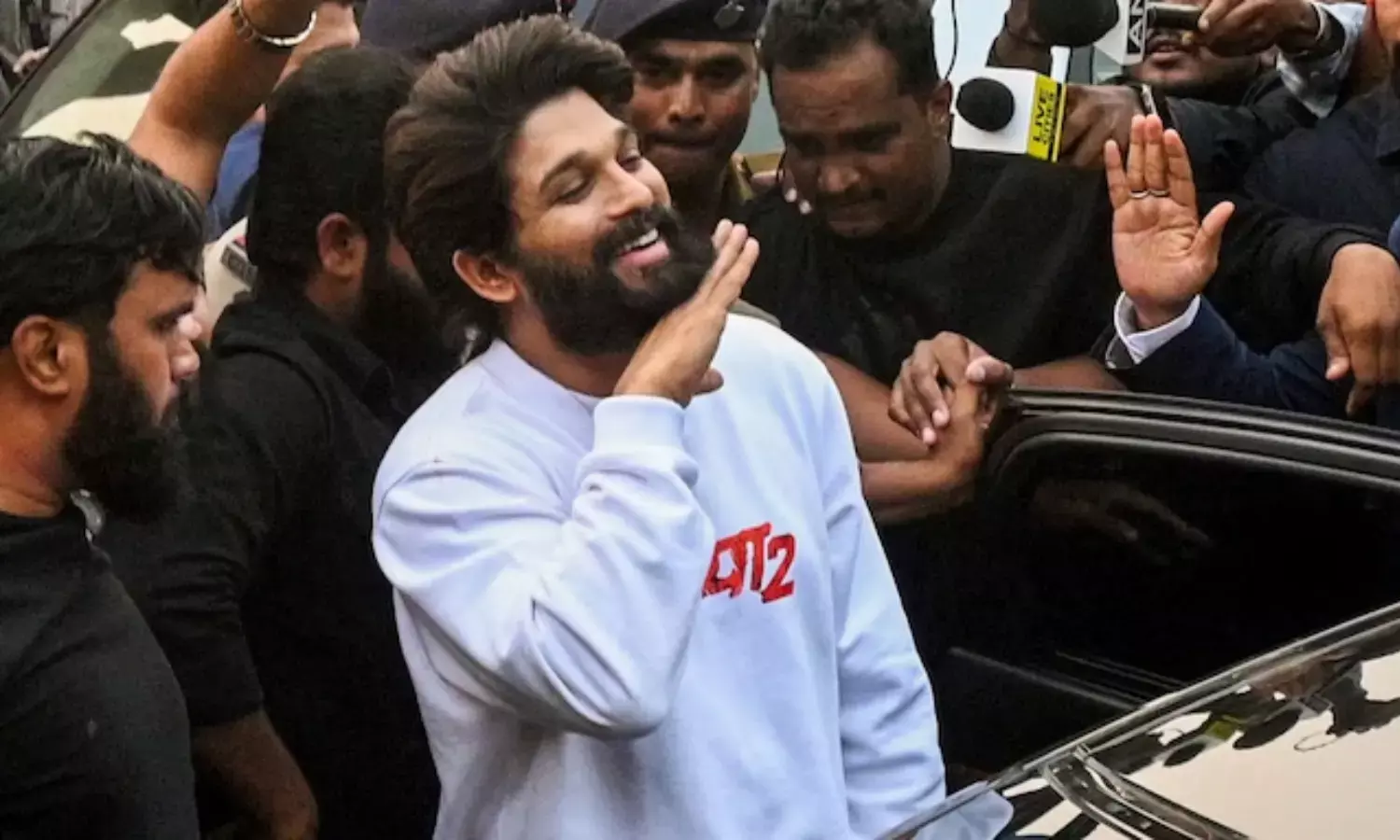 पुष्पा 2 के प्रीमियर के दौरान भगदड़ की घटना में अल्लू अर्जुन के खिलाफ चार्जशीट दाखिल हुई है।