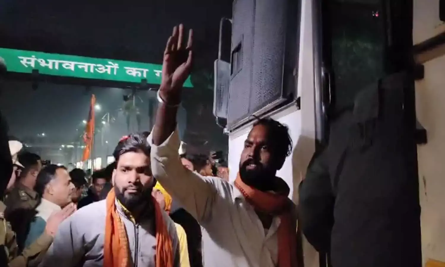 देर रात बजरंग दल कार्यकर्ताओं की गिरफ्तारी