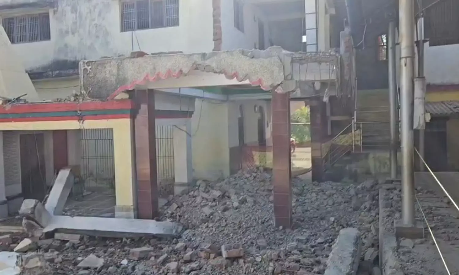 मंदिर में पूजा करने गई महिला की मौत : सर पर निर्माणाधीन मंदिर की बीम गिरने से गई जान, जांच में जुटी पुलिस