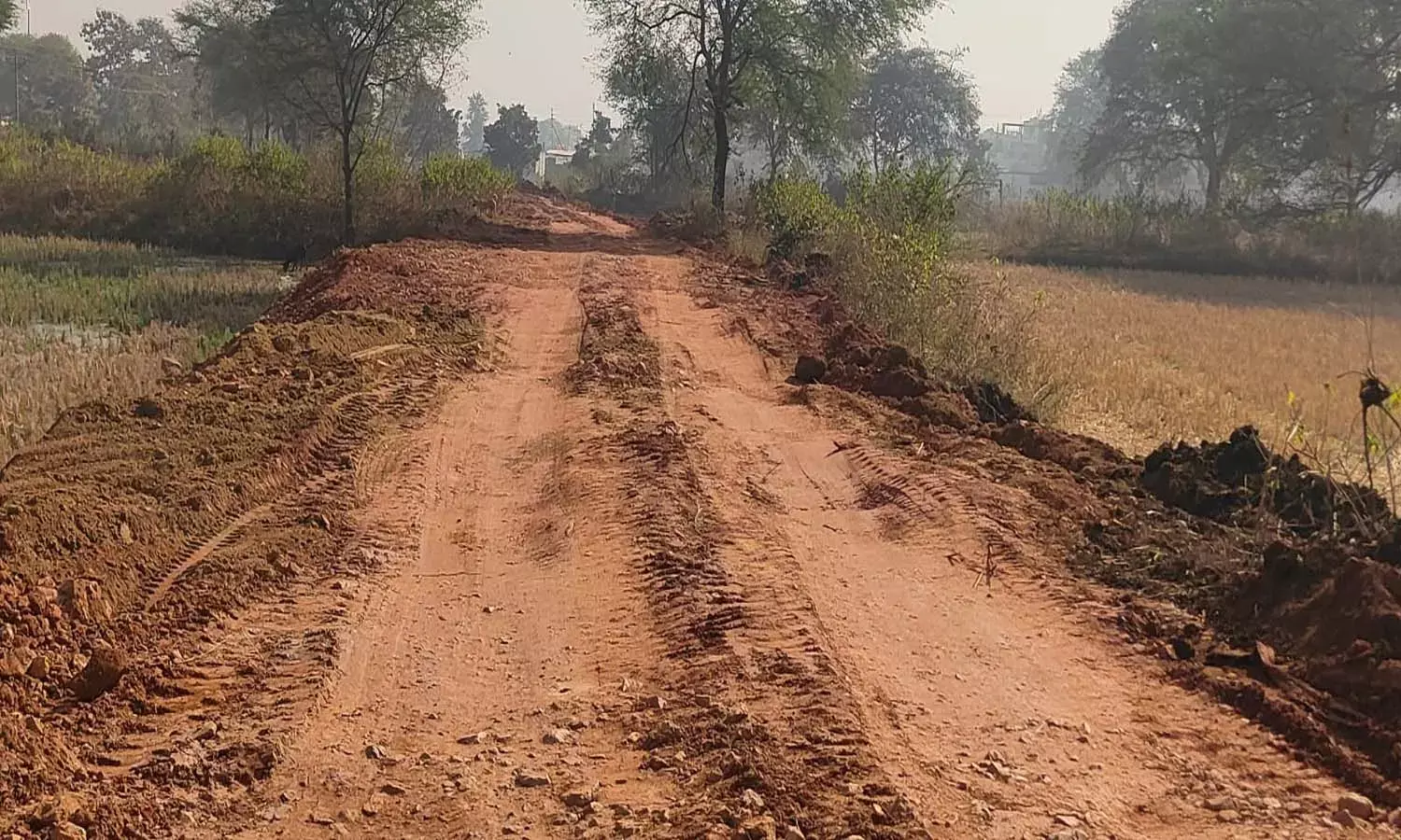 अस्पताल के सीसी रोड के लिए खोद डाली पहाड़ी : निर्माण के नाम पर हो रहा अवैध मुरुम खनन, लाखों की रॉयल्टी की जा रही चोरी