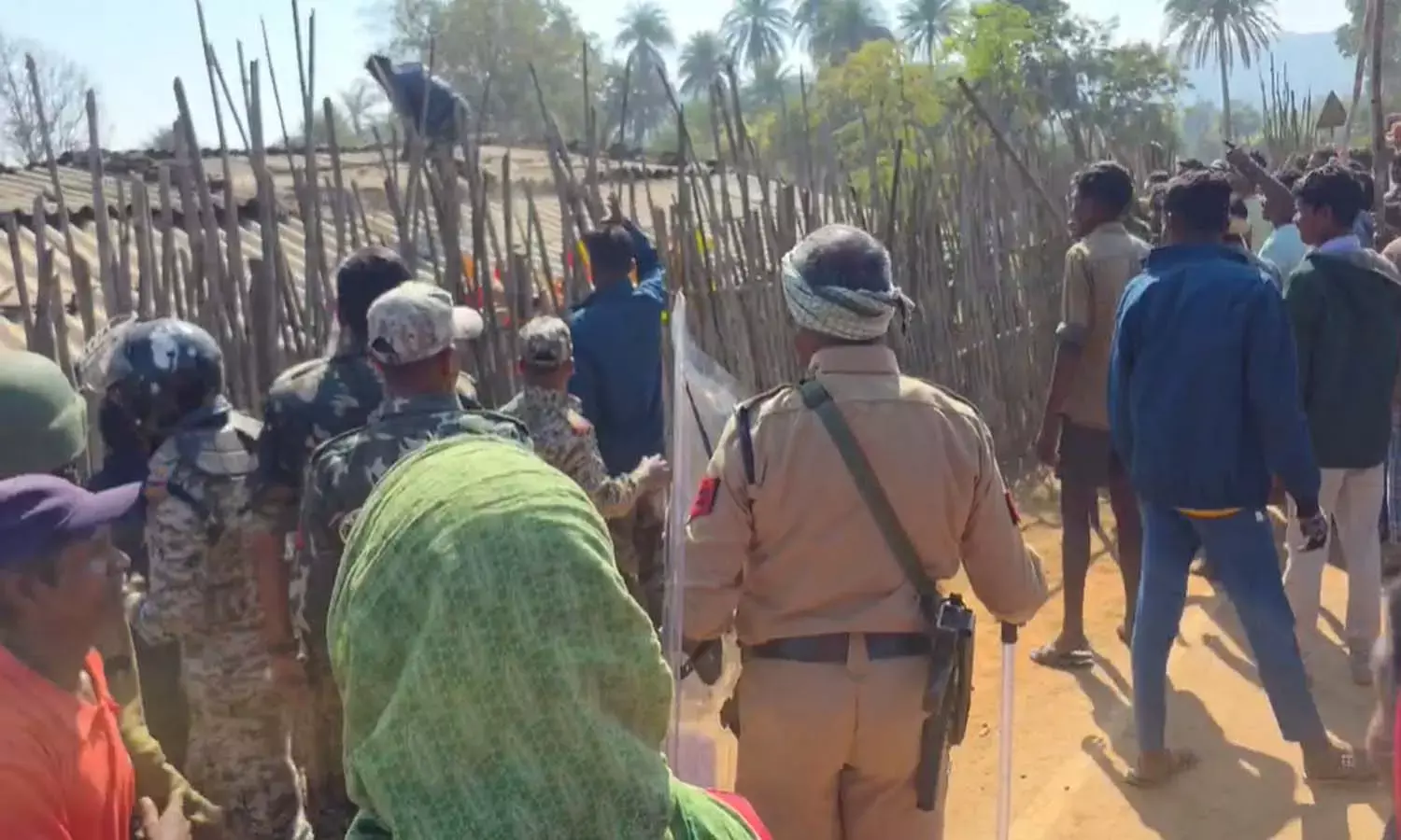 कांकेर में फिर बवाल : ग्रामीणों ने धर्मान्तरित लोगों के घरों में की तोड़फोड़, इलाके में पुलिसबल तैनात