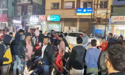 कुत्ते को समोसा खिलाने को लेकर बवाल