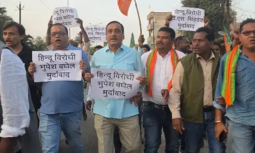 बागेश्वर बाबा पर टिप्पणी से भाजपाई हुए नाराज : भाजयुमो ने भूपेश बघेल और टीएस सिंहदेव का पुतला दहन कर हिंदू विरोधी बताया