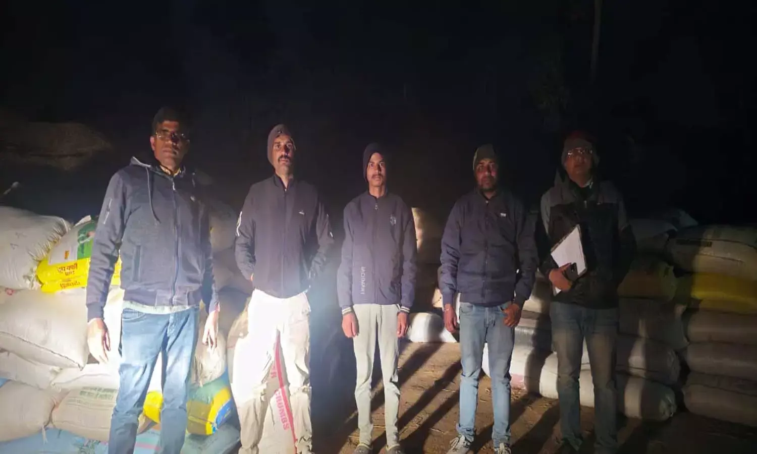 धान की जमाखोरी पर एक्शन : पेंड्रा में दो स्थानों से बड़े पैमाने पर धान जब्त