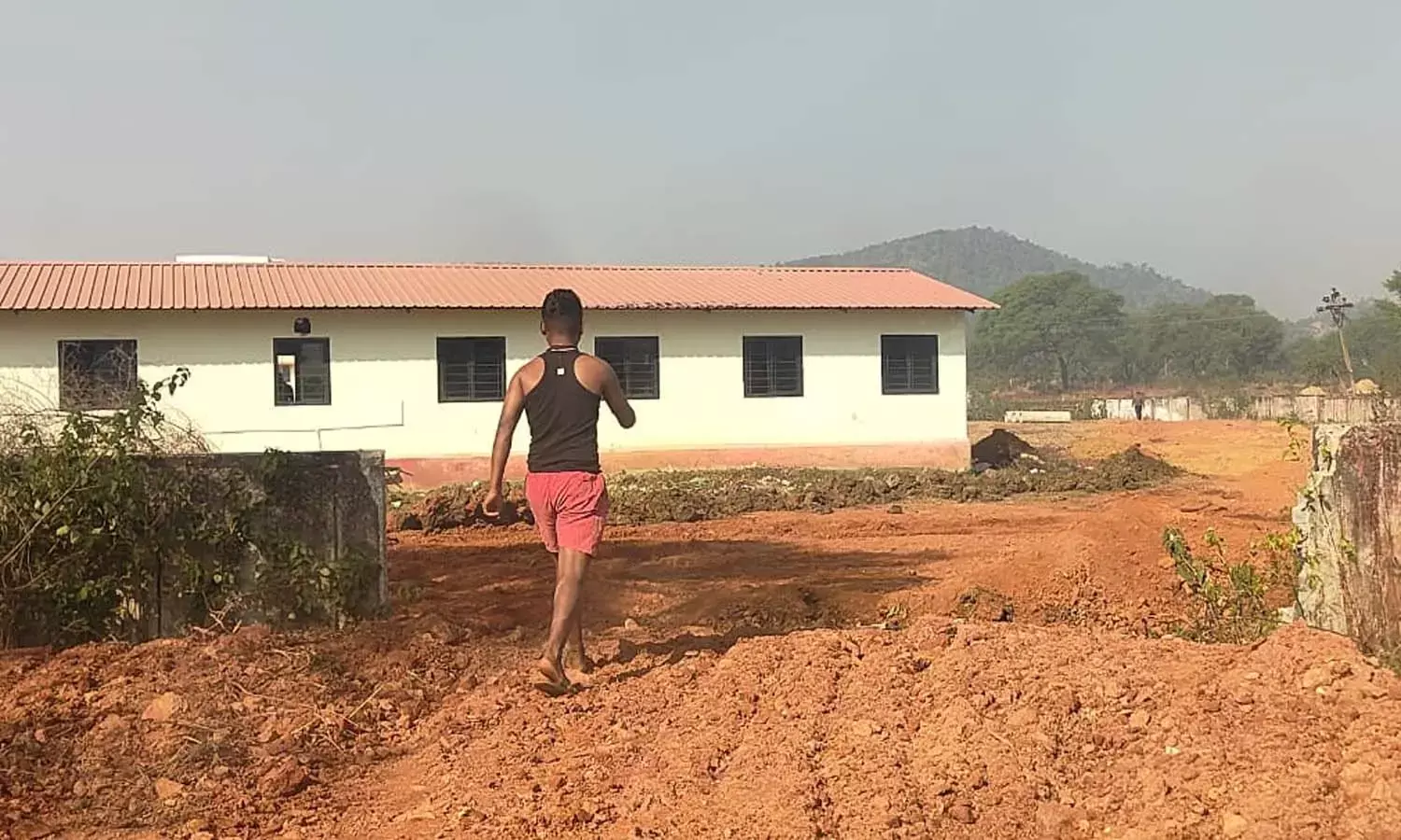 मोहला में खनिज माफियाओं के हौसले बुलंद : मुरूम की तस्करी के लिए एकलव्य विद्यालय की दीवार पर चला दिया बुलडोजर